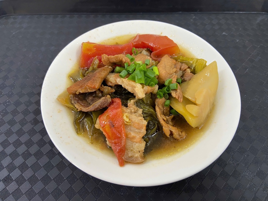 Thịt heo xào cải chua